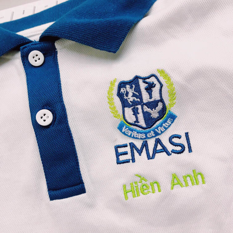 Ảnh thêu áo theo yêu cầu logo cho trường học quốc tế Emasi
