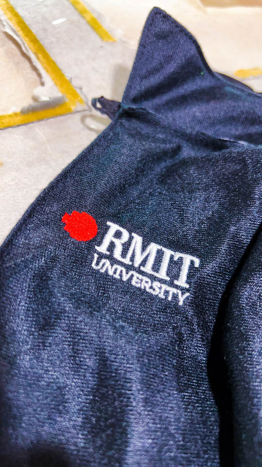 Ảnh thêu áo theo yêu cầu logo RMIT trên áo cho gấu bông